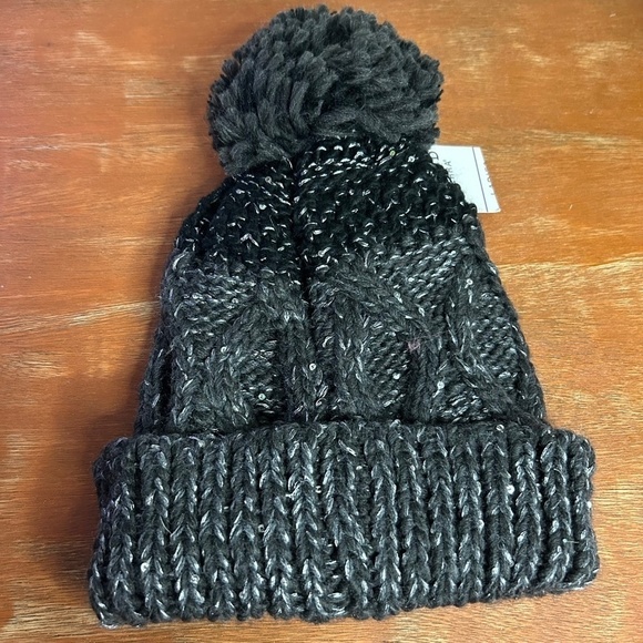 Grand Sierra Ladies One Size Fits Most New With Tags Gray Pom Pom Beanie (1351) - Picture 3 of 5